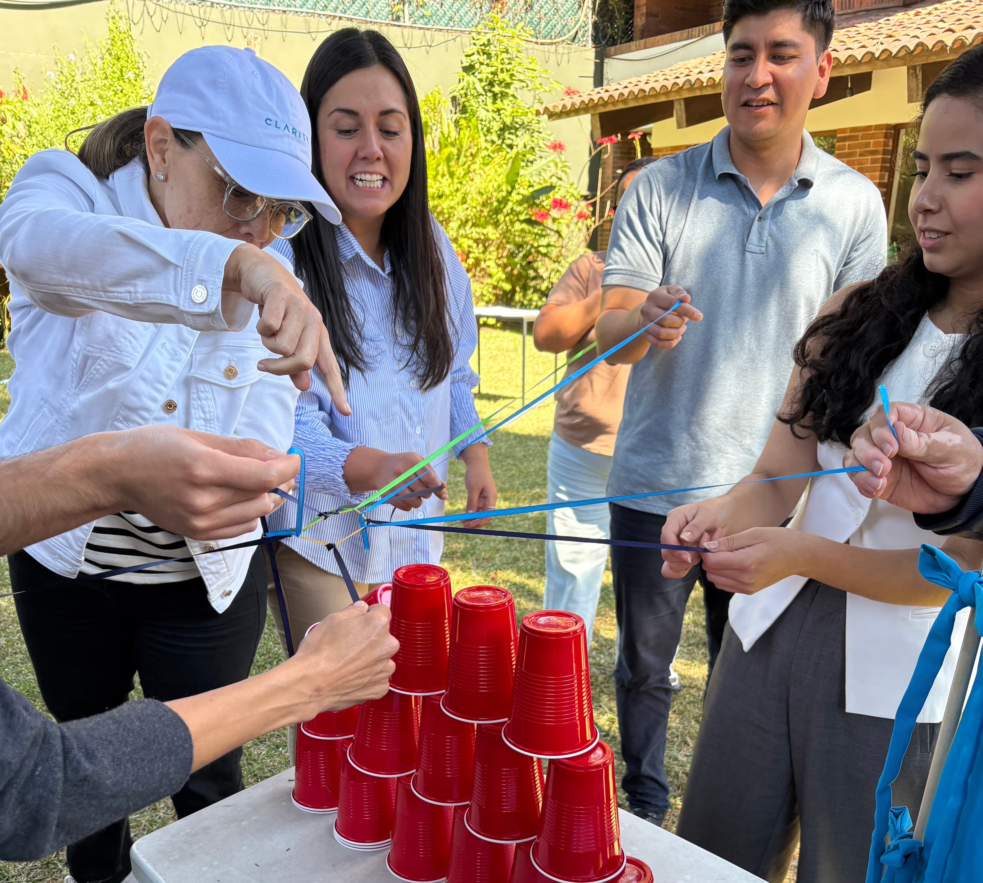 Equipo de trabajo jugando y realizando una actividad de integracion 